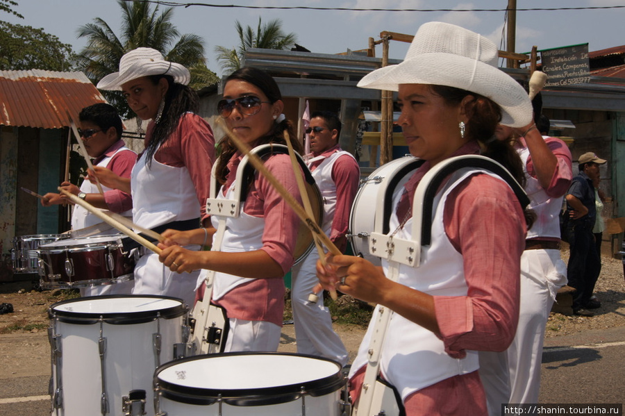Барабанщики на параде Рио-Дульсе, Гватемала