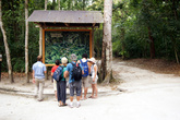 Туристы у схемы руин Тикаля