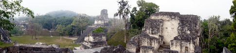 Руины на Великой площади в Тикале