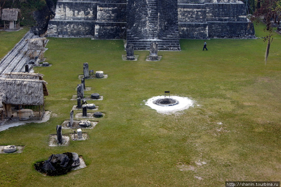 Вид с вершины пирамиды на Великую площадь в Тикале Тикаль Национальный Парк, Гватемала