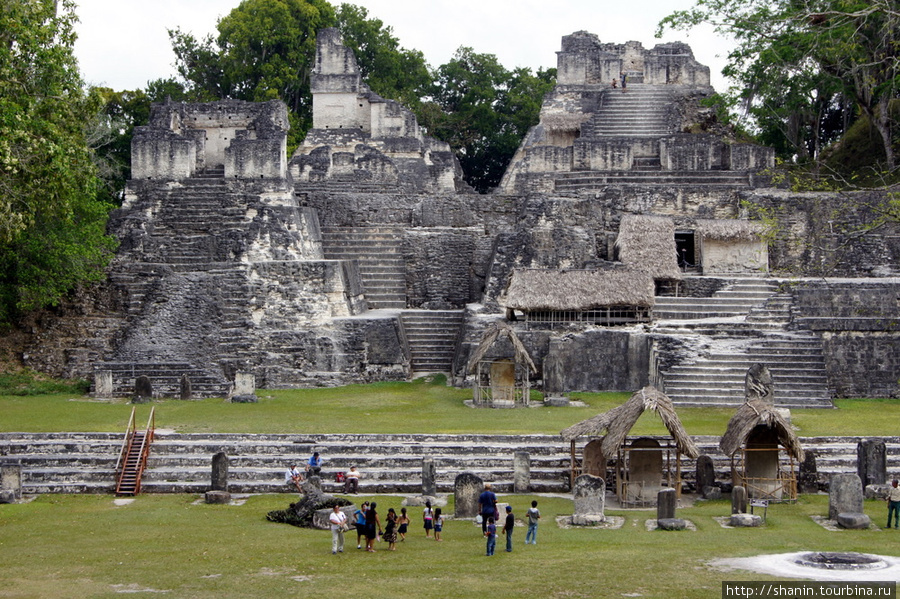 Руины храма в Тикале Тикаль Национальный Парк, Гватемала