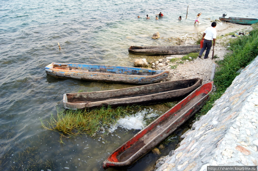 Лодки у набережной Тикаля Флорес, Гватемала