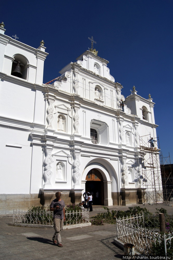 Церковь на главной площади Чикимула, Гватемала