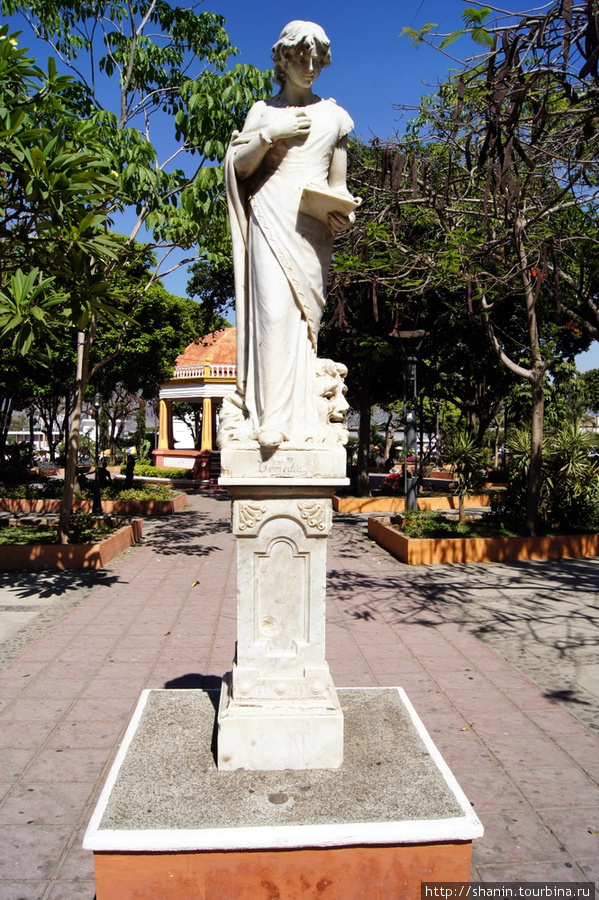 Памятник на центральной площади Чикимулы Чикимула, Гватемала