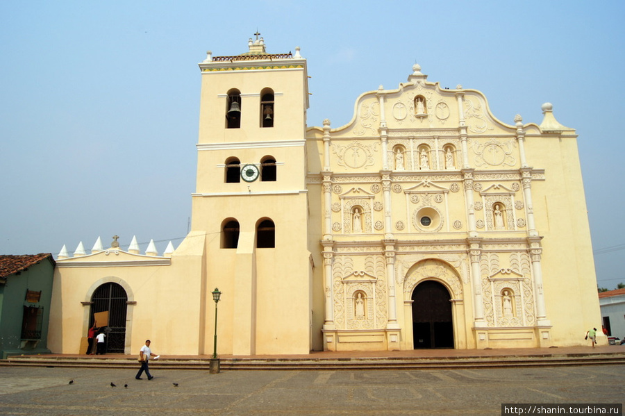 Кафедральный собор на главной площади Камаягуа Камаягуа, Гондурас