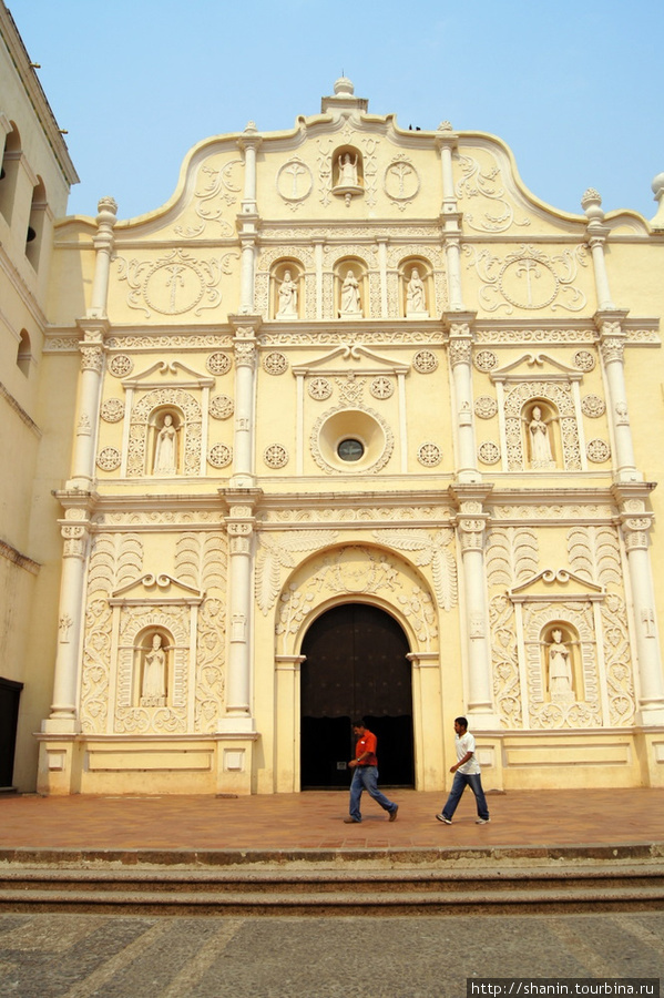 Вход в кафедральный собор в Камаягуа