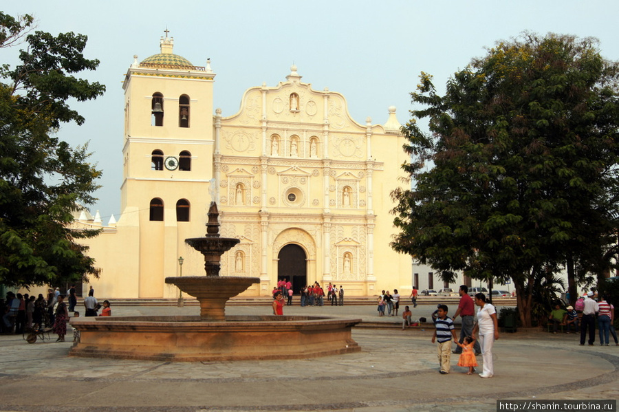 Кафедральный собор на центральной площади Камаягуа Камаягуа, Гондурас