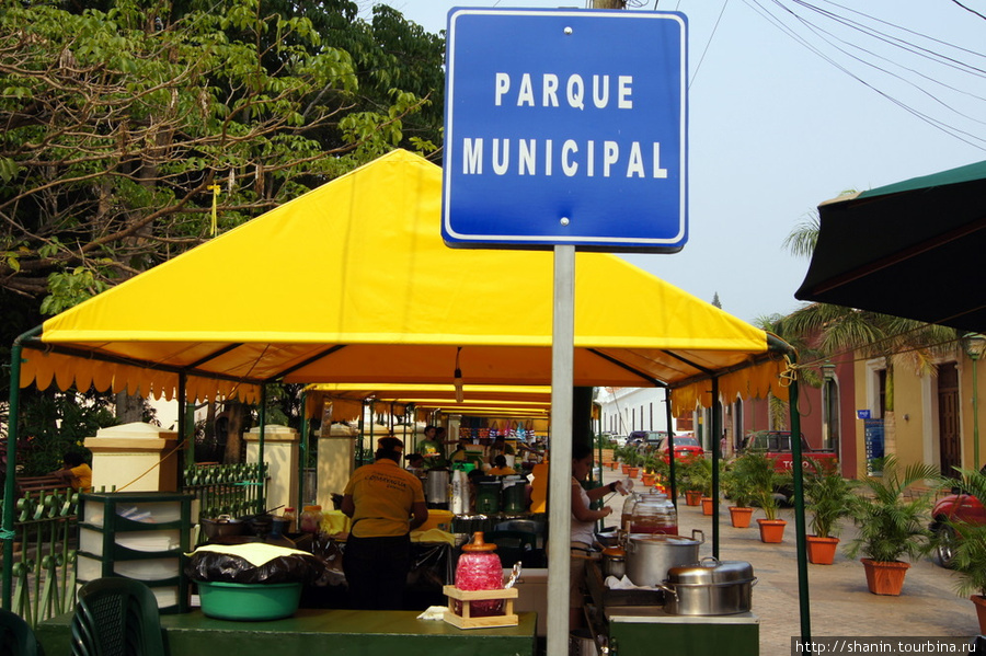 Уличные кухни на центральной площади Камаягуа, Гондурас