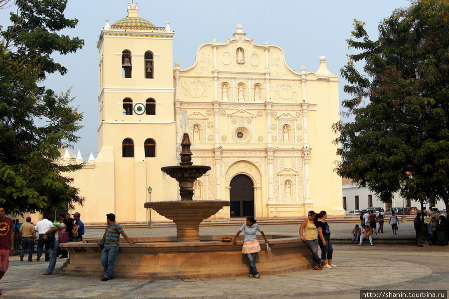 На центральной площади Камаягуа Камаягуа, Гондурас