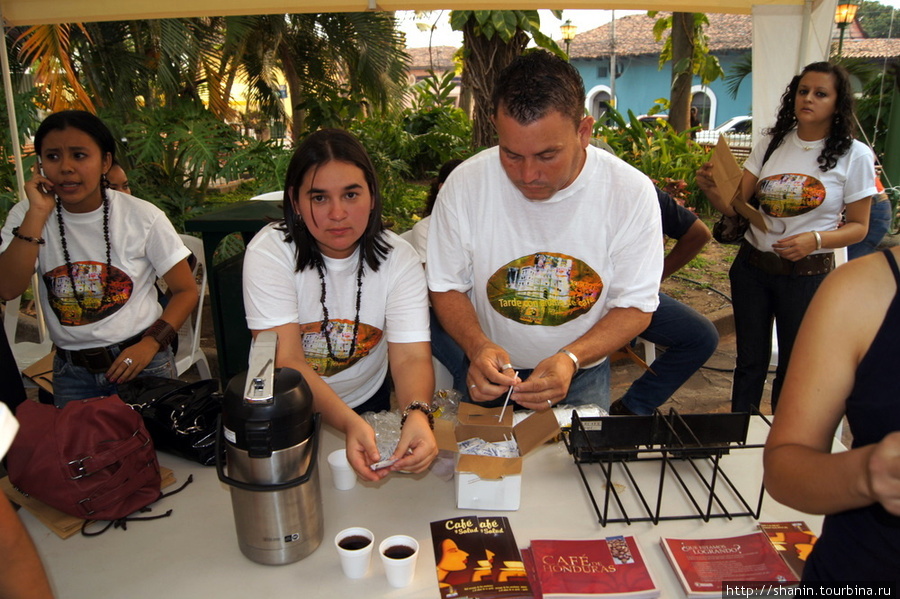 Добровольцы на празднике дегустации кофе Камаягуа, Гондурас