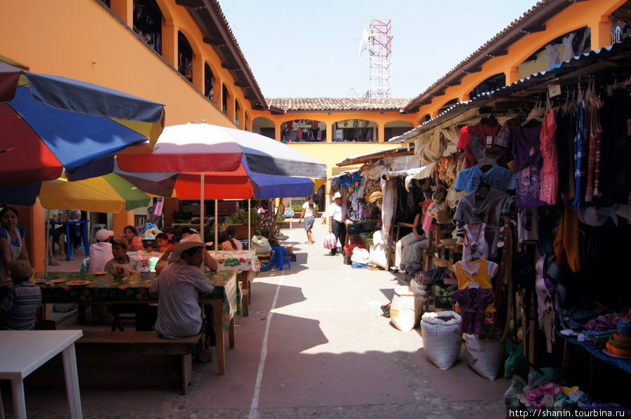Рынок во внутреннем дворе Копан-Руинас, Гондурас
