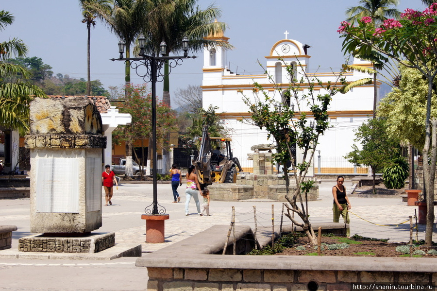 На центральной площади в Копан-Руинас Копан-Руинас, Гондурас