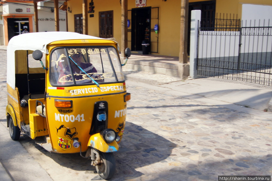 Моторикша на площади Копан-Руинас, Гондурас