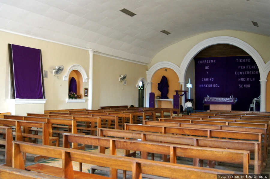 В церкви Копан-Руинас, Гондурас