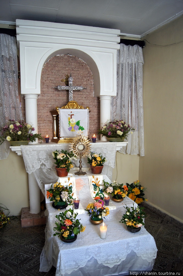 В церкви Копан-Руинас, Гондурас