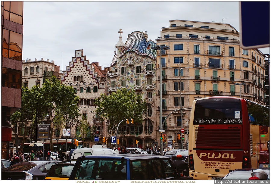 Дом Бальо (кат. Casa Batlló; по-русски иногда неправильно пишется «Батло» и «Батльо») — жилой дом, построенный в 1877 году для текстильного магната Жозепа Бальо-и-Касановаса по адресу: Пассеч-де-Грасиа (Passeig de Gràcia), 43 в районе Эшампле в Барселоне (Испания) и перестроенный архитектором Антонио Гауди в 1904—1906 годах.
 Наиболее замечательной особенностью дома Бальо является практически полное отсутствие в его оформлении прямых линий. Волнистые очертания проявляются как в декоративных деталях фасада, высеченных из тёсанного камня, добываемого на барселонском холме Монжуик, так и в оформлении интерьера.
Главный фасад выходит на проспект Passeig de Gracia, задний — внутрь квартала. Барселона, Испания