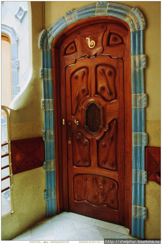 Как и в других произведениях Гауди, в доме Бальо тщательно продуманы мельчайшие детали конструкций и декорации. Барселона, Испания