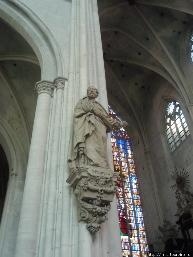 Св. Петр с обычными атрибутами, на почетном месте у входа Мехелен (Антверпен), Бельгия