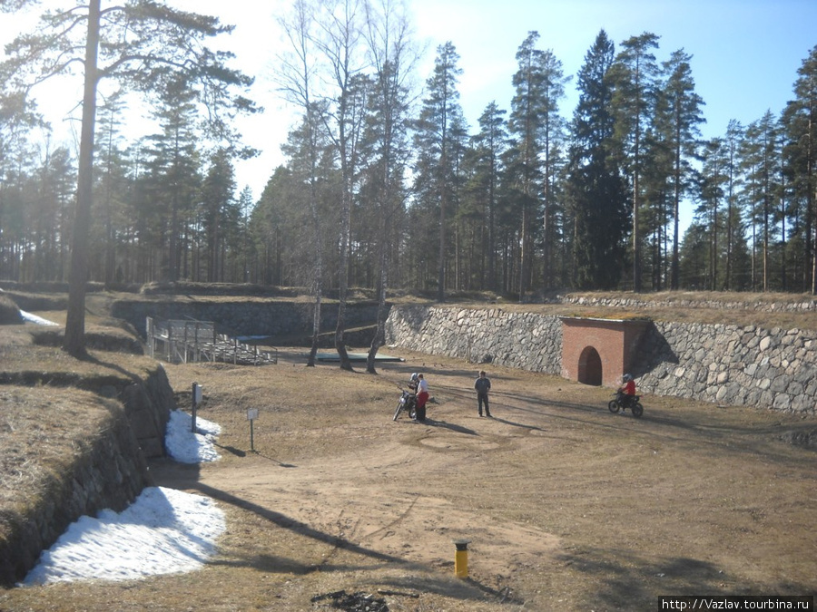 Детишки резвятся на плацу Луумяки, Финляндия