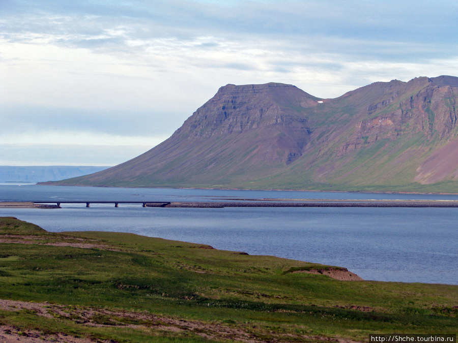 В районе Grundarfjordur построили мост, по которому можно пересечь фьерд Западная Исландия, Исландия