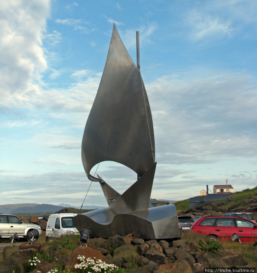 даже памятник имеется Стиккисхольмур, Исландия