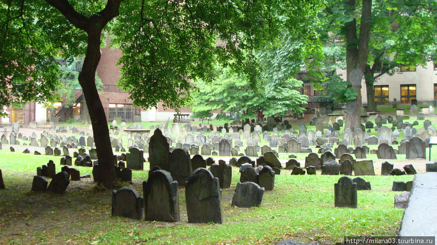 На моем пути мне встретилось несколько очень старых кладбищ. Могилы 18 века. Босьон был основан в 1630 и стал гоподом в 1820 Бостон, CША