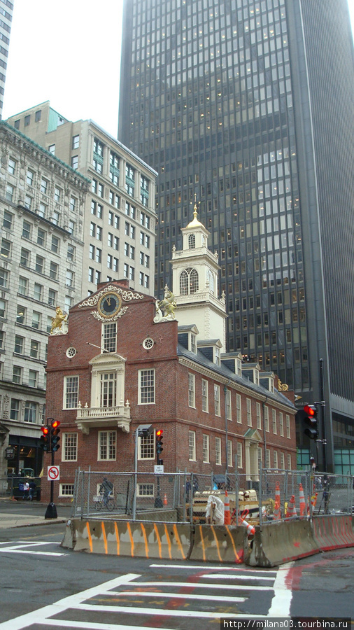 Фейнул холл на цокольном этаже был рынок, а на первом проходили собрания революционеров Бостон, CША