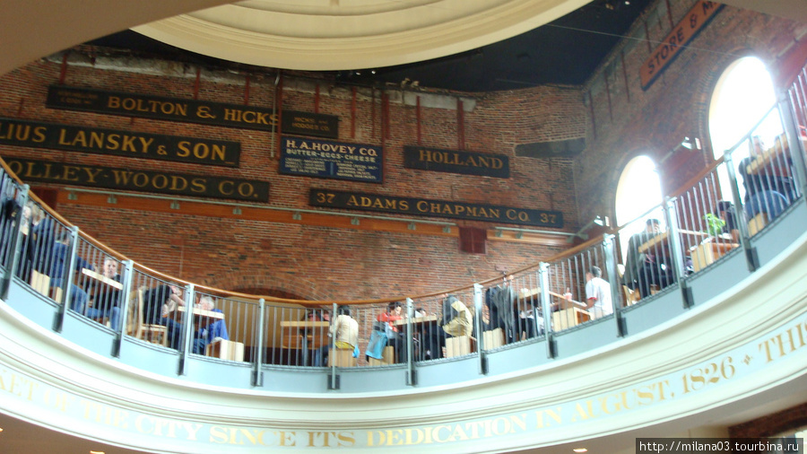 В центральном здании Квинси маркета — старого рынока ресторанчики с кухней разных народов мира, а в середине под куполом столы где можно присесть и покушать Бостон, CША