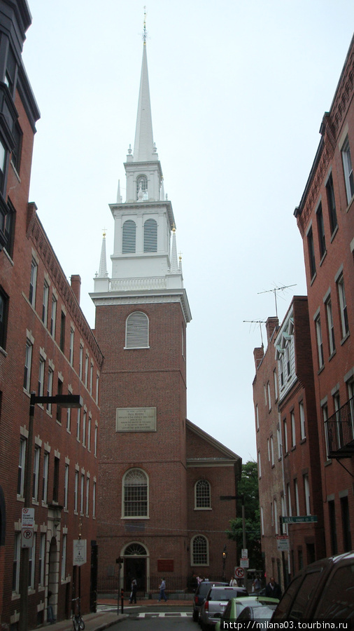 Старая северная церковь — старейшая в Бостоне 1723. Пономарь этой церкви подал знак П. Реверу о приближении британцев. Действующая Бостон, CША