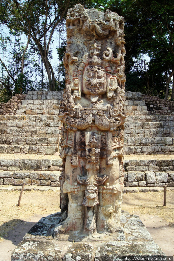Каменный бог майя на Главной площади в Копане Копан-Руинас, Гондурас