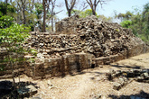 Руины жилых зданий в Копане