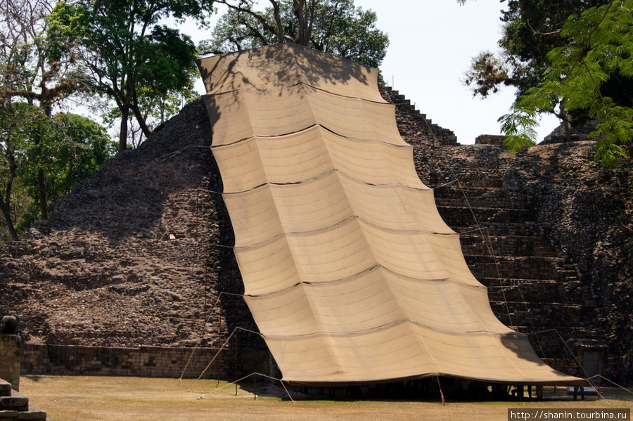 Пирамида с иероглифами Копан-Руинас, Гондурас