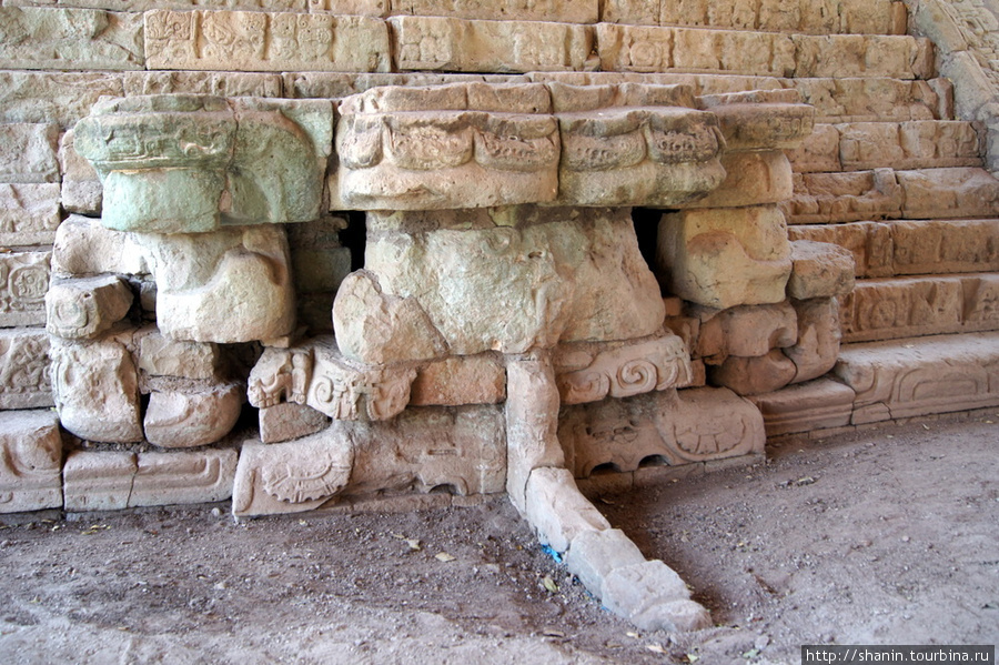Камни у основания лестницы с иероглифами Копан-Руинас, Гондурас