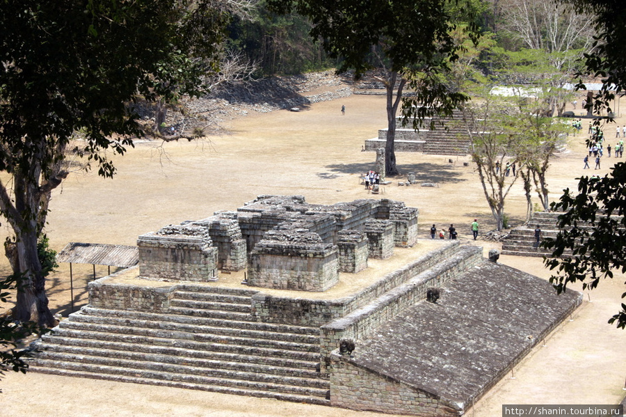 Пирамида — часть площадки для игры в мяч Копан-Руинас, Гондурас