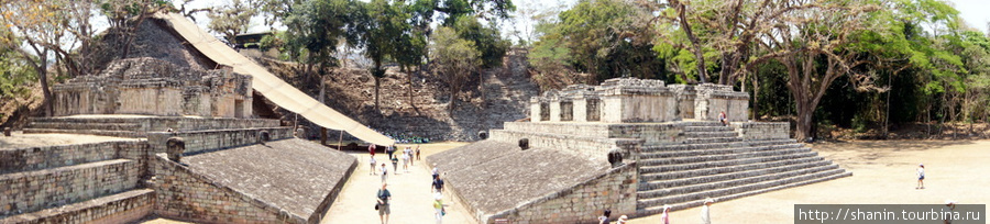 Между двумя пирамидами и играли в мяч Копан-Руинас, Гондурас