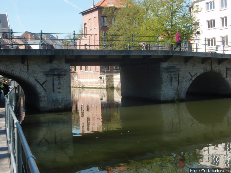 Мосты повисли над водами Мехелен (Антверпен), Бельгия
