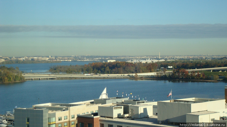 Первый взгляд на столицу из окна номера с 12 этажа отеля Вашингтон, CША