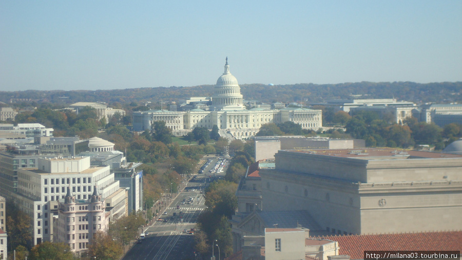 Вид на Пенсельвания Авеню и Капитолий с часовой башни почты. Вашингтон, CША