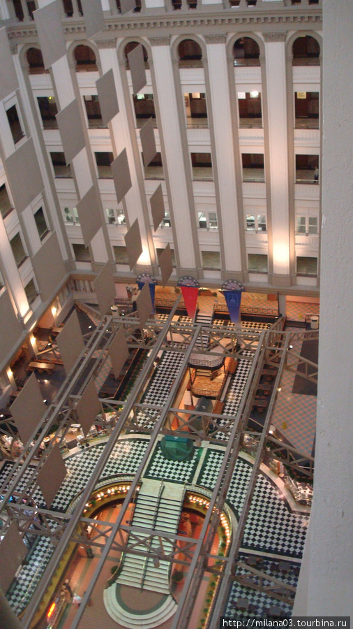 Вид из лифта. На пеовом этаже почты магазинчики и ресторанчики