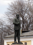 Памятник И. П. Павлову на площади Гостиного двора.