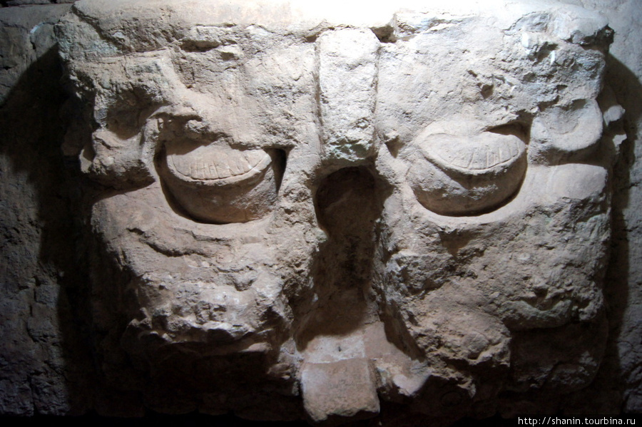 Каменная маска в туннеле ягуара Копан-Руинас, Гондурас