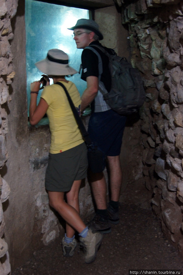 Туристы в туннеле Росалила Копан-Руинас, Гондурас