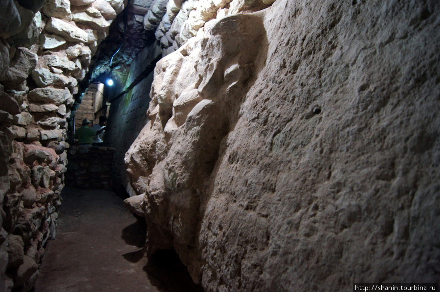 В туннеле ягуара Копан-Руинас, Гондурас