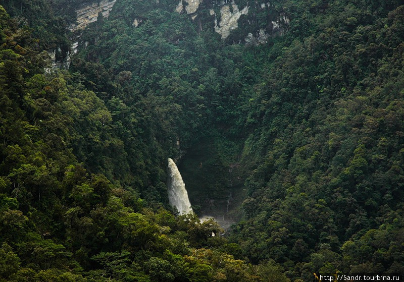 Водопад, благодаря которому поится вся долина Папуа, Индонезия