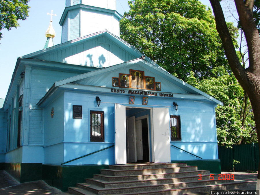 По сравнению с известными и знаменитыми храмами Киева — очень миниатюрная, скромная и от этого очень уютная, домашняя церковь. Киев, Украина