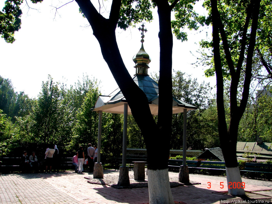Беседка-купол над источником Киев, Украина