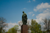 Бронзовая фигура Т. Г. Шевченко (высота — 6 м 45 см; отлита на Ленинградском заводе художественного литья) установлена на постаменте из красного гранита (высота — 7,3 м).