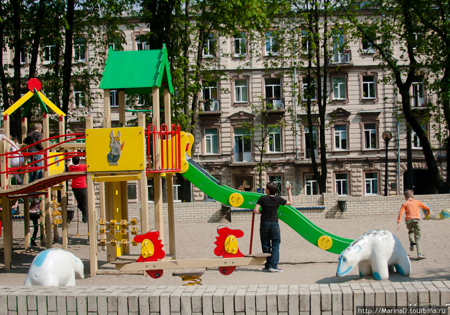 вид на Терещенковскую через детскую площадку Киев, Украина