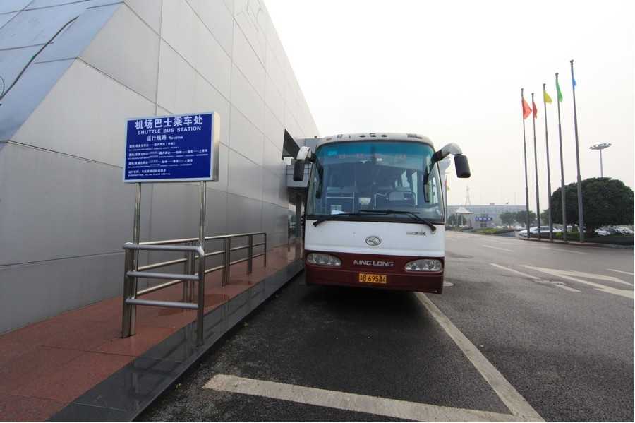 Автобус, выполняющий маршрут аэропорт — центр