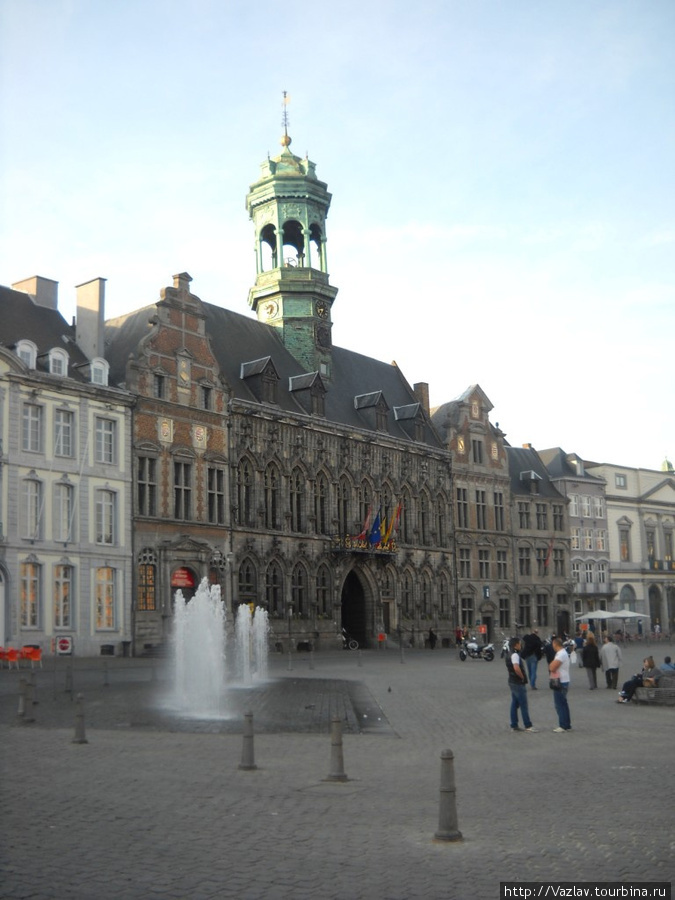Ратуша на площади Монс, Бельгия